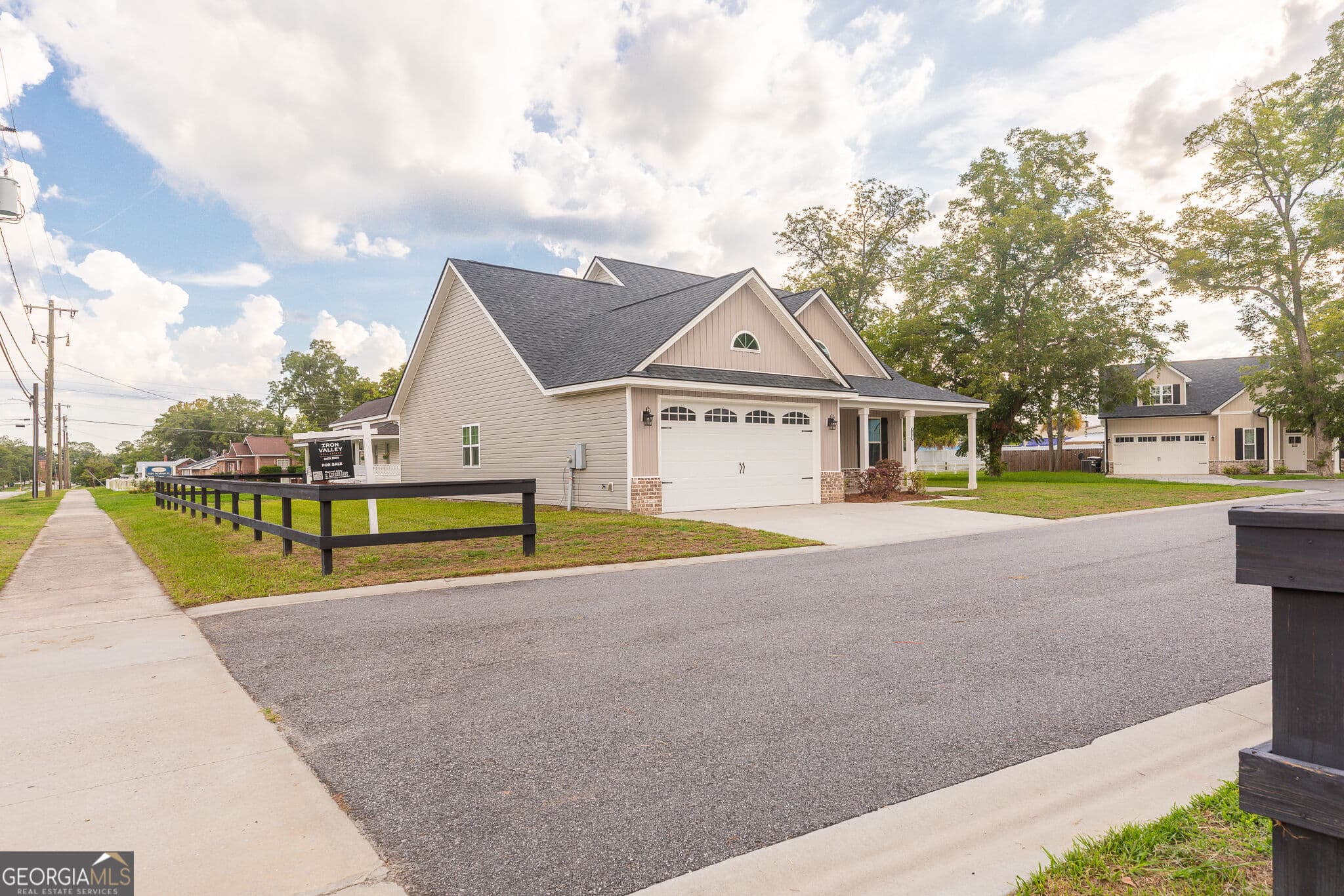 4 bedroom, 2.5 bathroom, 2,031 sq ft single family residence for sale at 410 A N Caswell Street, Glennville, GA 30427 — photo 3