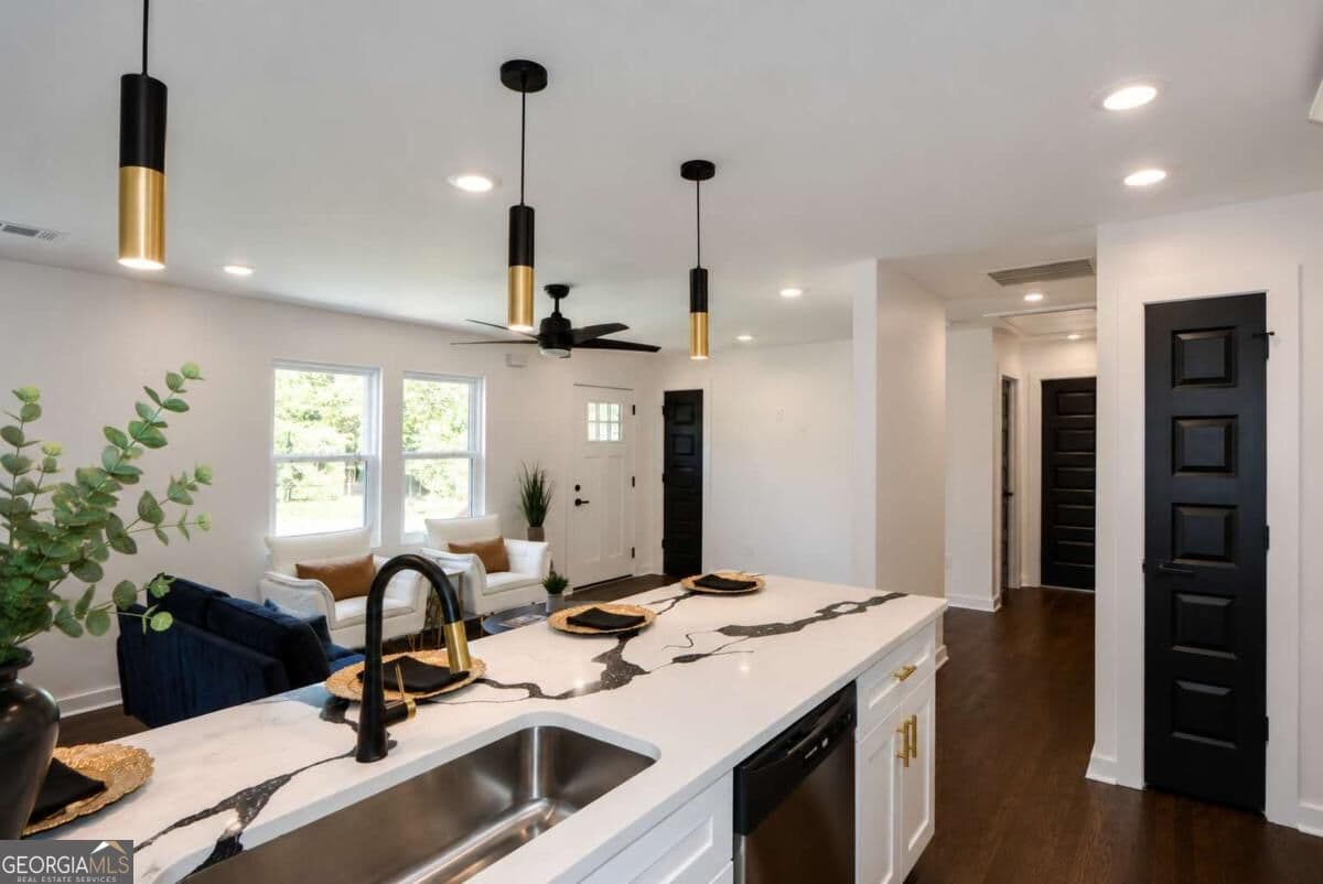 3 bedroom, 2 bathroom, 1,239 sq ft single family residence for sale at 1654 Hadlock Street, Atlanta, GA 30311 — photo 2