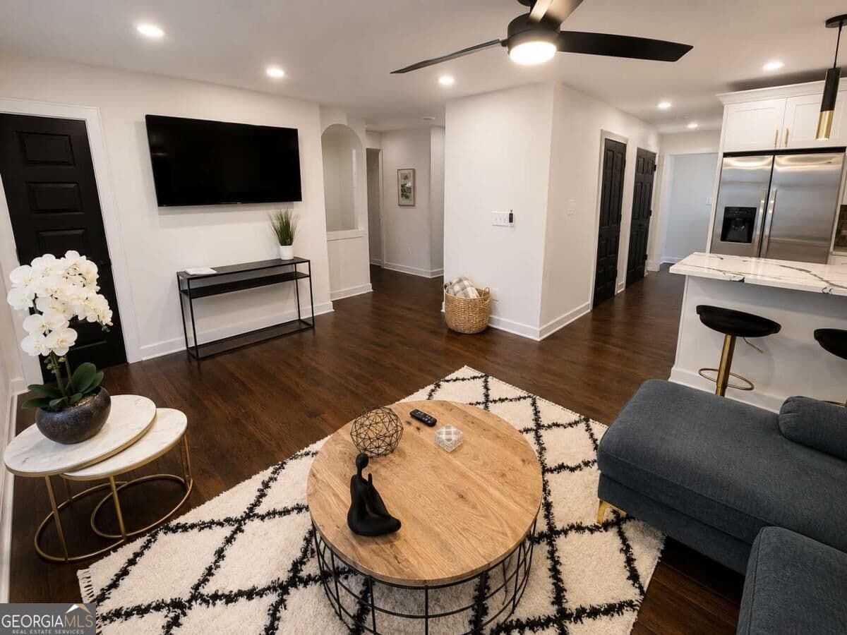 3 bedroom, 2 bathroom, 1,239 sq ft single family residence for sale at 1654 Hadlock Street, Atlanta, GA 30311 — photo 3