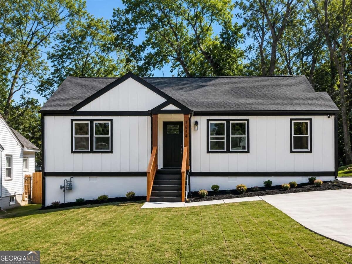 3 bedroom, 2 bathroom, 1,239 sq ft single family residence for sale at 1654 Hadlock Street, Atlanta, GA 30311 — photo 1 of 21
