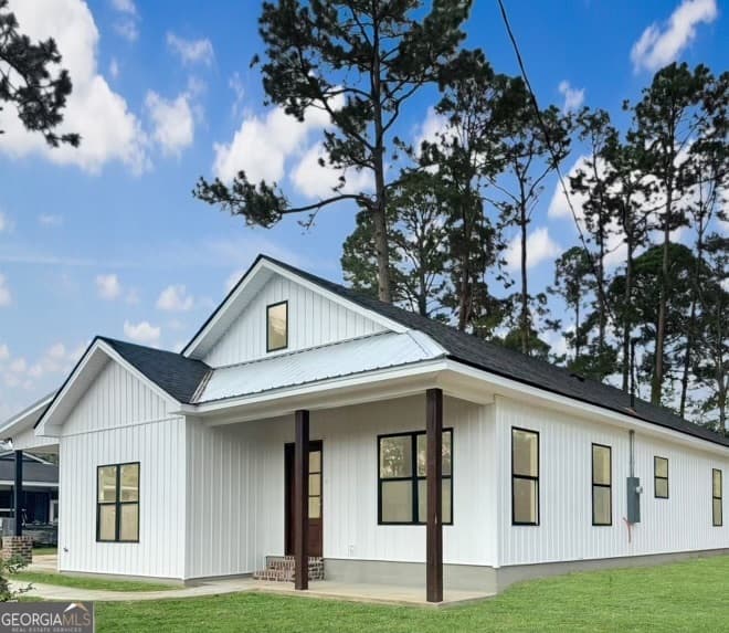 3 bedroom, 2 bathroom, 1,400 sq ft single family residence sold at 203 New Drive, Claxton, GA 30417