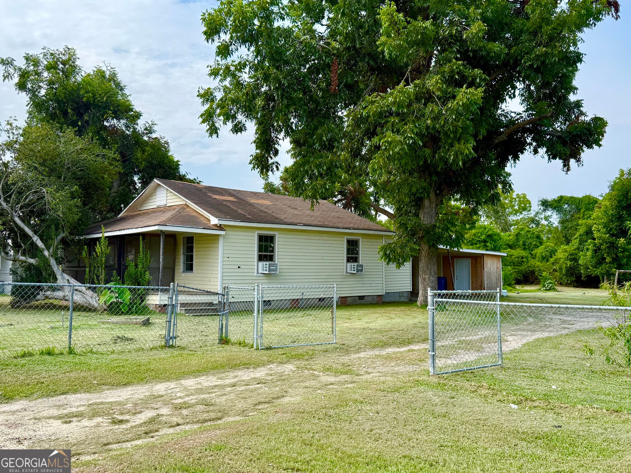 2 bedroom, 1 bathroom, 728 sq ft single family residence under contract at 31 Currie Street, Hazlehurst, GA 31539