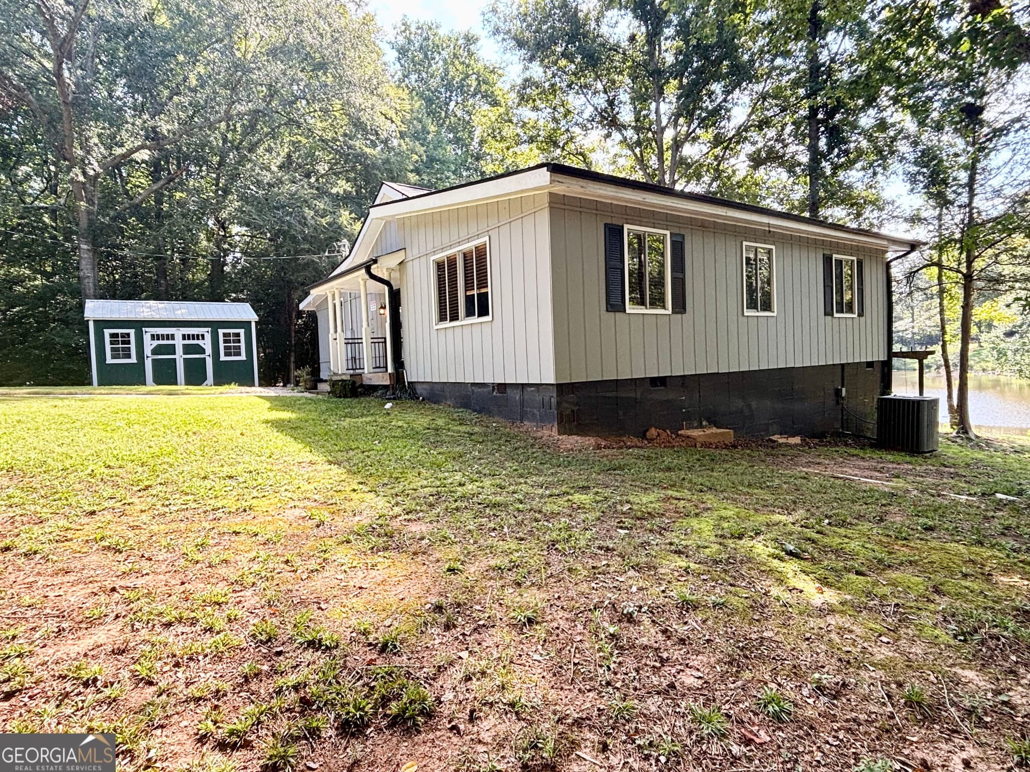 2 bedroom, 2 bathroom, 1,500 sq ft cabin,single family residence for sale at 557 Benttree Circle, Toccoa, GA 30577 — photo 2