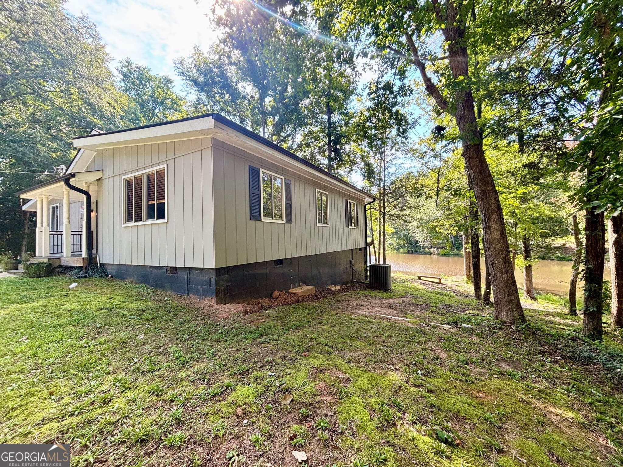 2 bedroom, 2 bathroom, 1,500 sq ft cabin,single family residence for sale at 557 Benttree Circle, Toccoa, GA 30577 — photo 3