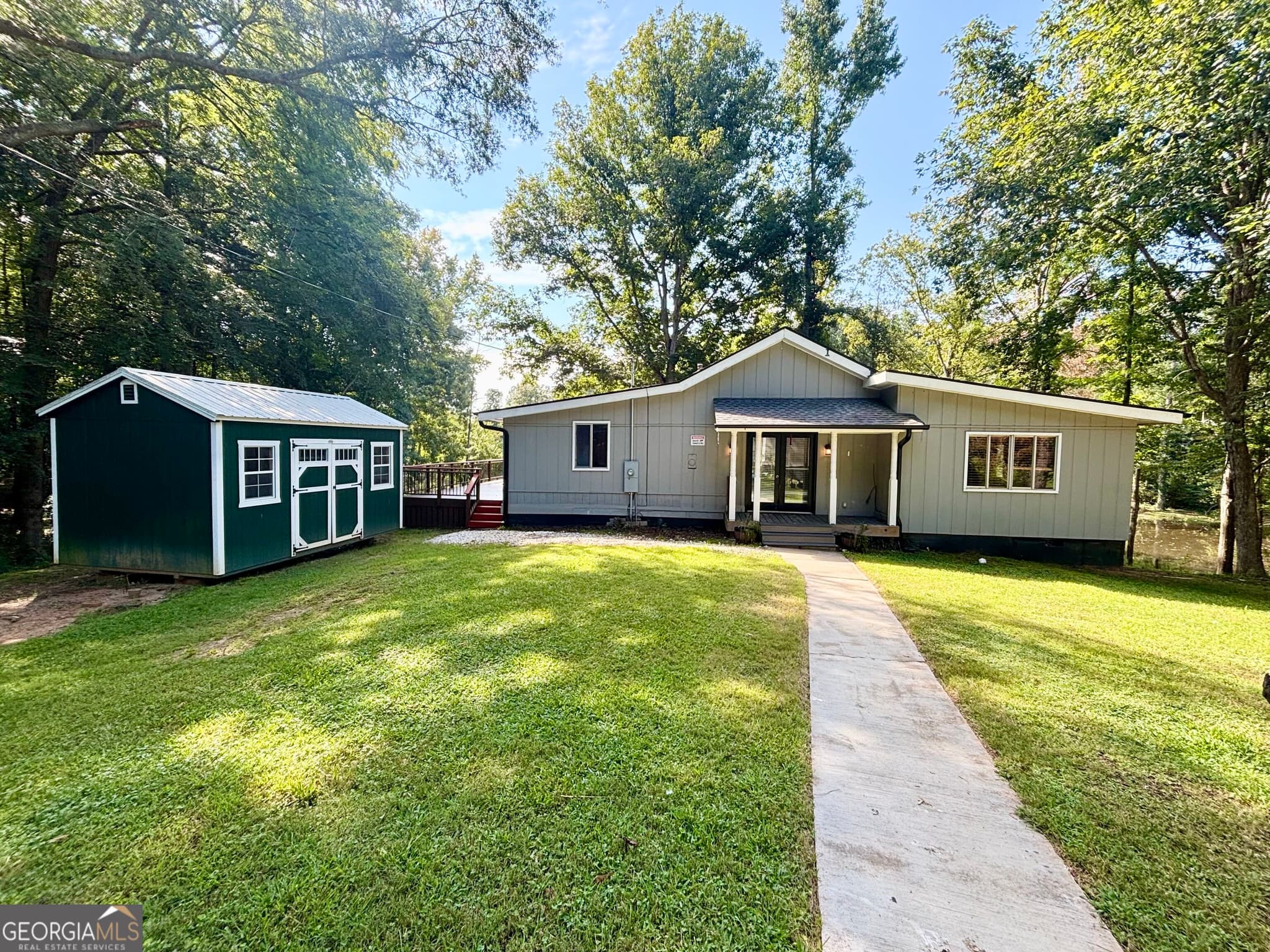 2 bedroom, 2 bathroom, 1,500 sq ft cabin,single family residence for sale at 557 Benttree Circle, Toccoa, GA 30577 — photo 1 of 56