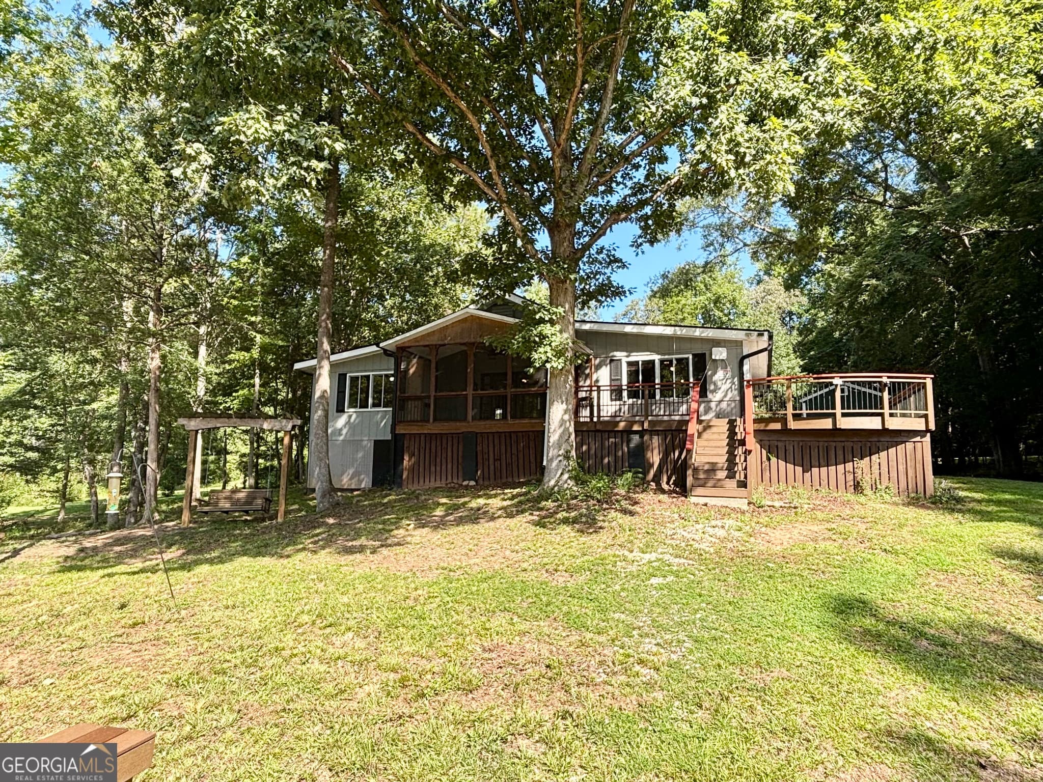 2 bedroom, 2 bathroom, 1,500 sq ft cabin,single family residence for sale at 557 Benttree Circle, Toccoa, GA 30577 — photo 5