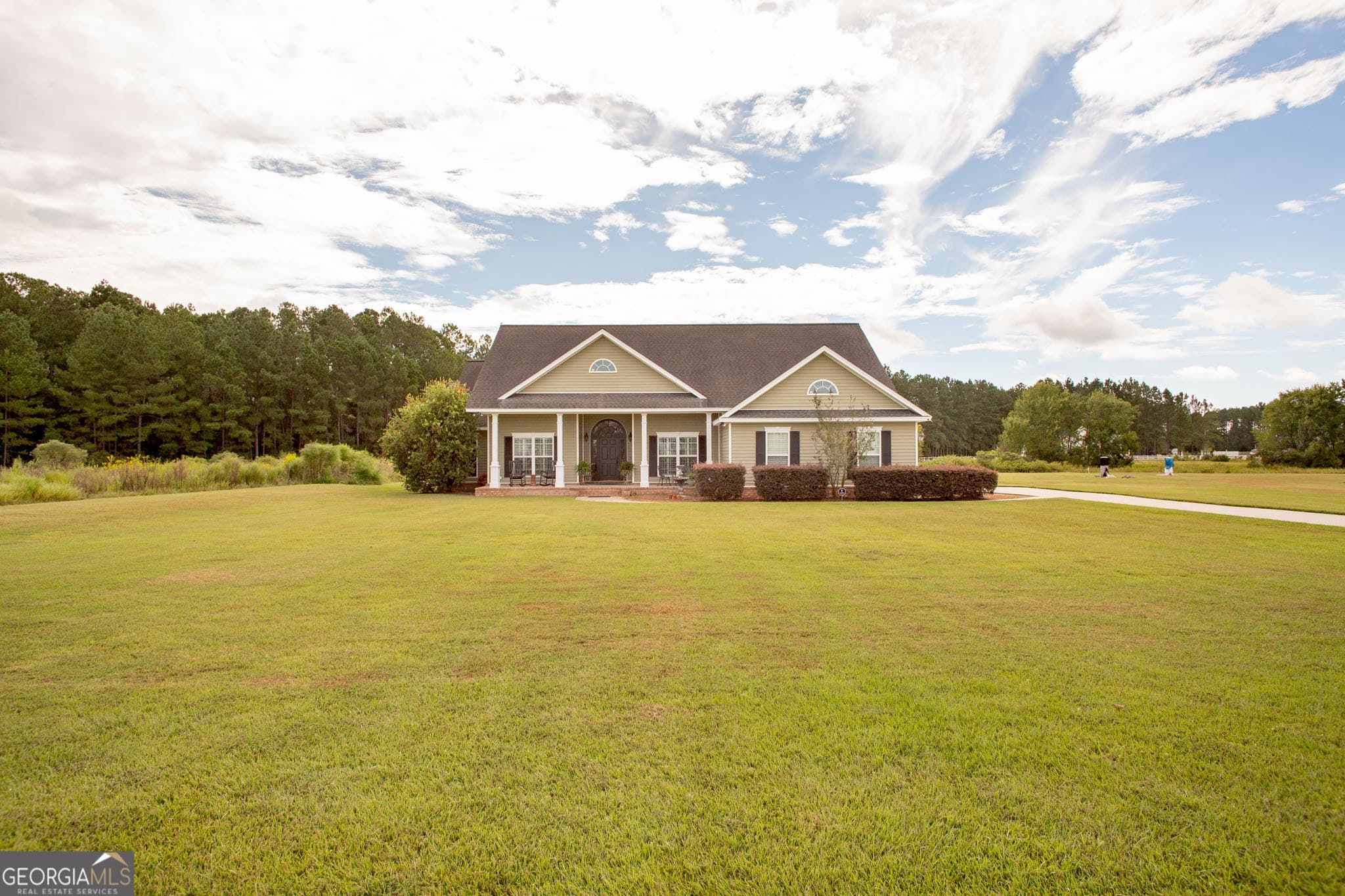 4 bedroom, 2 bathroom, 2,278 sq ft single family residence sold at 1519 Plantation Circle, Blackshear, GA 31516