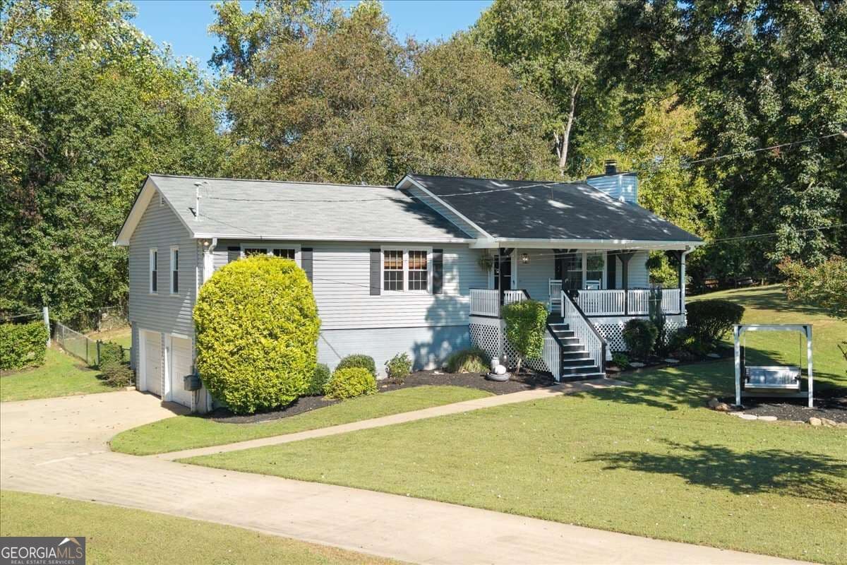 3 bedroom, 2 bathroom, 1,465 sq ft single family residence for sale at 404 Hill Crest Court, Woodstock, GA 30188 — photo 1 of 39