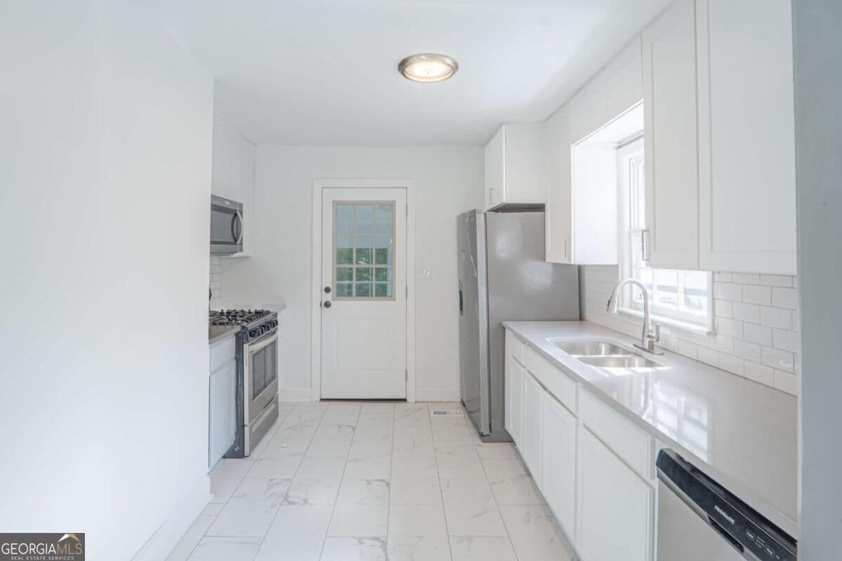2 bedroom, 1 bathroom single family residence for rent at 914 Bank Street, Smyrna, GA 30080 for $2,100 a month — photo 4