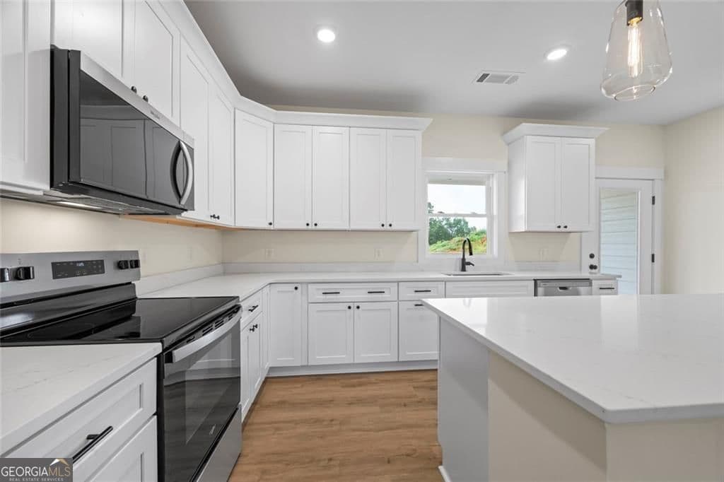 3 bedroom, 2 bathroom, 1,479 sq ft single family residence for sale at 711 Racetrack Road, Toccoa, GA 30577 — photo 3
