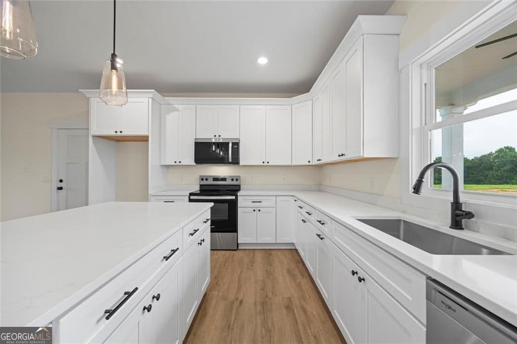 3 bedroom, 2 bathroom, 1,479 sq ft single family residence for sale at 711 Racetrack Road, Toccoa, GA 30577 — photo 5
