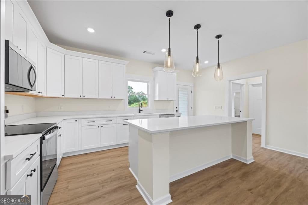 3 bedroom, 2 bathroom, 1,479 sq ft single family residence for sale at 711 Racetrack Road, Toccoa, GA 30577 — photo 4