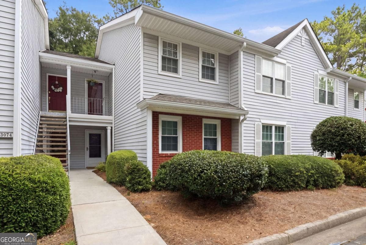 2 bedroom, 2 bathroom, 1,306 sq ft condominium for sale at 3073 Westwood Way, Alpharetta, GA 30004 — photo 1 of 18