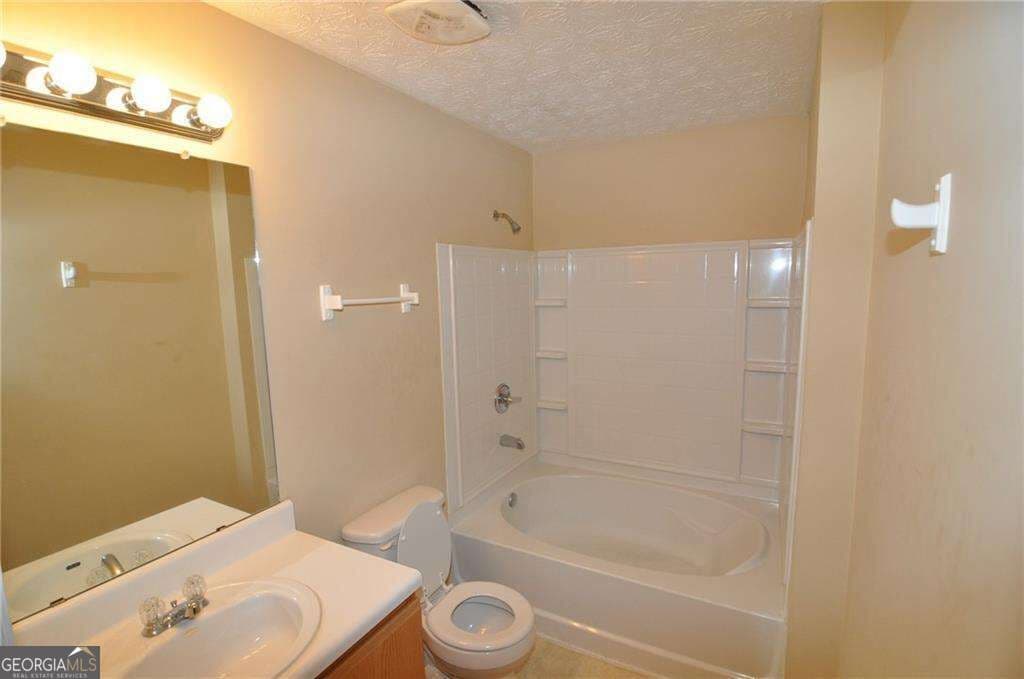 3 bedroom, 2 bathroom, 1,202 sq ft condominium for sale at 8304 Par Four Way, Lithonia, GA 30038 — photo 6