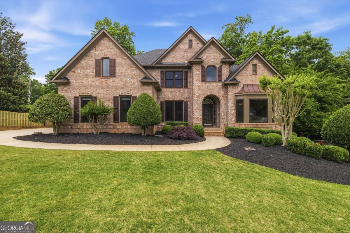 5 bedroom, 4.5 bathroom, 4,650 sq ft single family residence sold at 215 Lynwood Court, Roswell, GA 30075