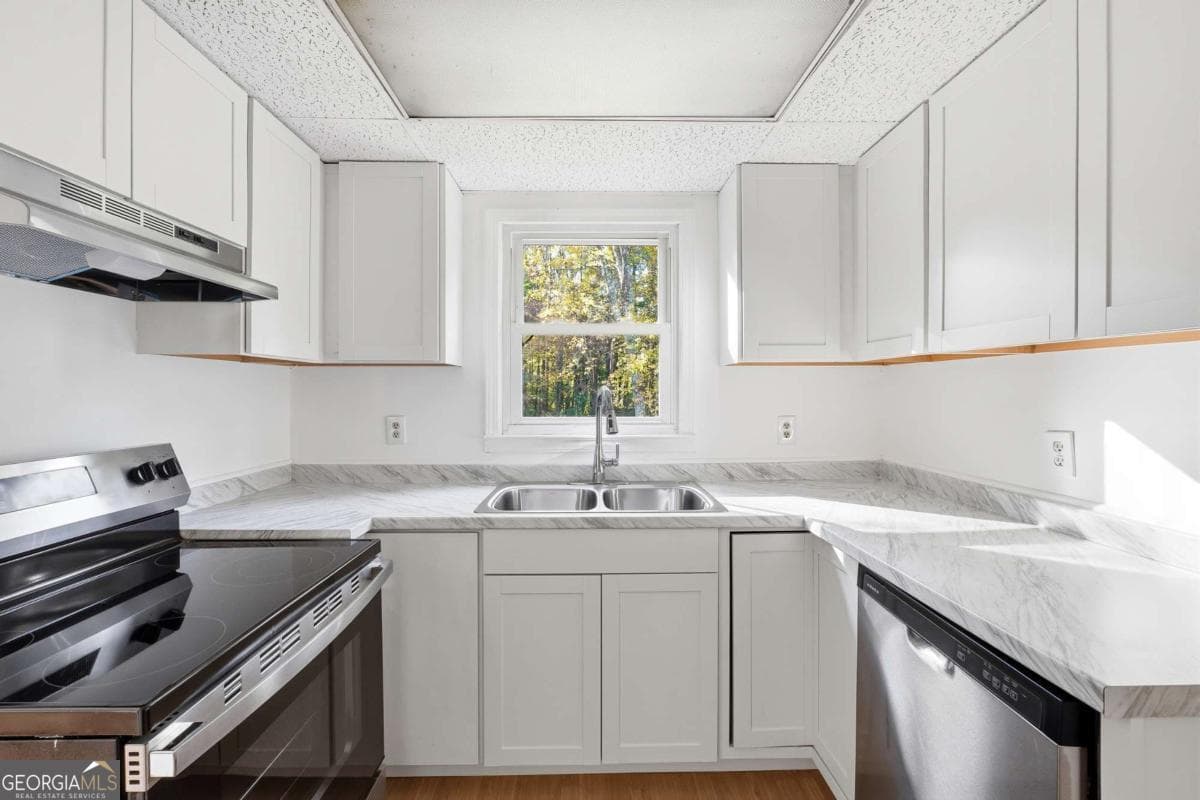 3 bedroom, 2.5 bathroom, 2,016 sq ft single family residence for sale at 6917 Laurelwood Drive, Douglasville, GA 30135 — photo 9