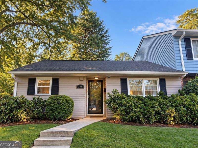 2 bedroom, 1 bathroom, 921 sq ft condominium for sale at 328 Cabaret Court 5, Marietta, GA 30064 — photo 1 of 22