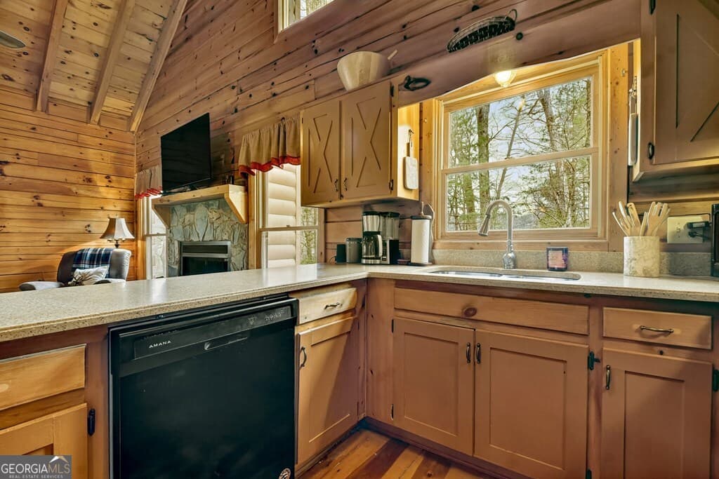 3 bedroom, 2 bathroom, 1,156 sq ft cabin,single family residence for sale at 4081 Whitepath Road, Ellijay, GA 30540 — photo 9