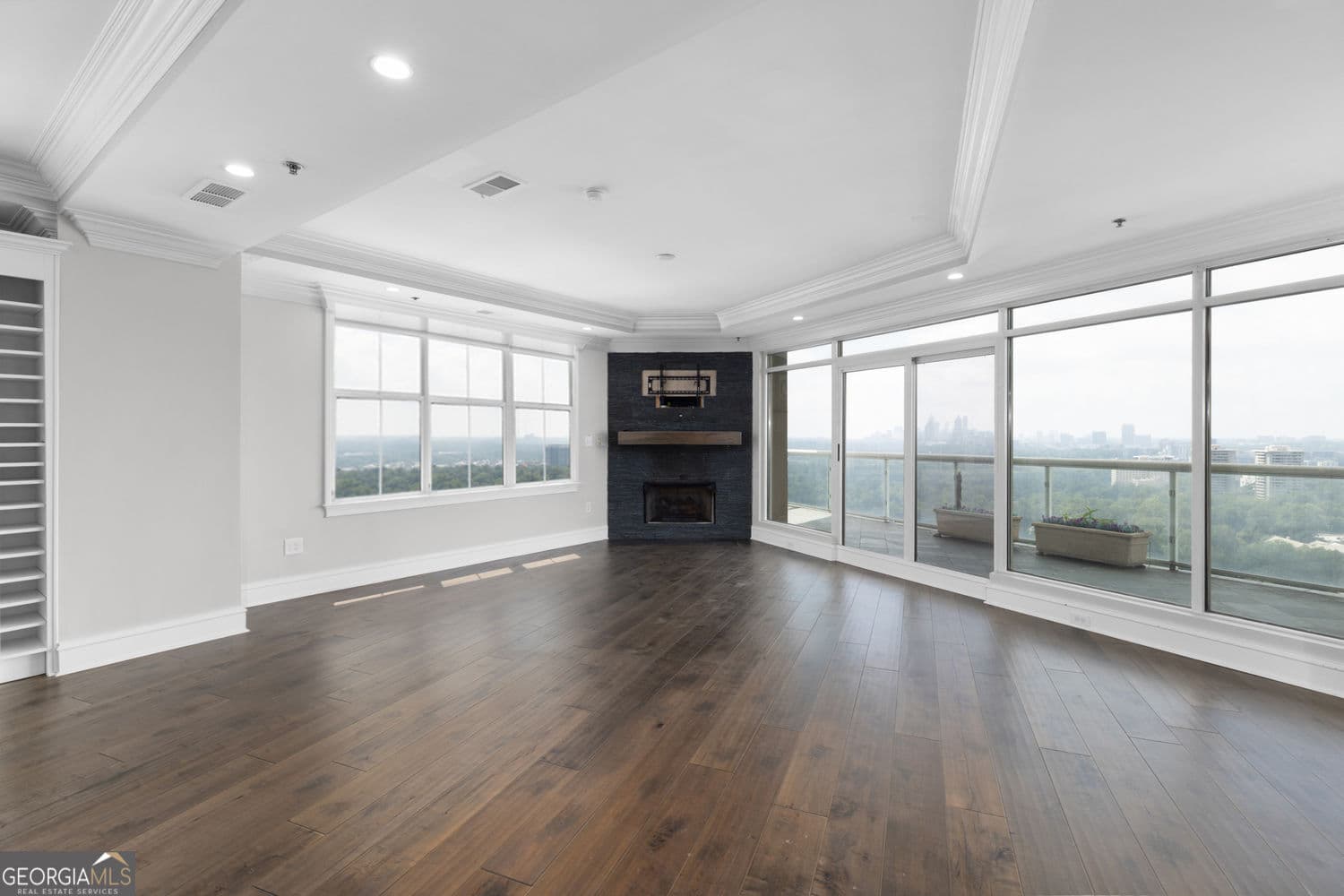 2 bedroom, 2.5 bathroom, 2,061 sq ft condominium for sale at 2881 Peachtree Road 2103, Atlanta, GA 30305 — photo 6