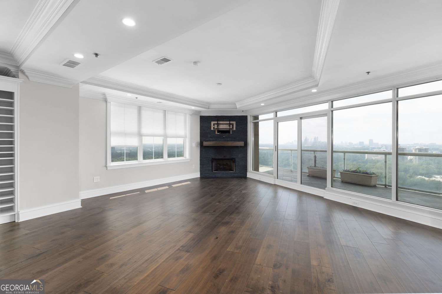2 bedroom, 2.5 bathroom, 2,061 sq ft condominium for sale at 2881 Peachtree Road 2103, Atlanta, GA 30305 — photo 9
