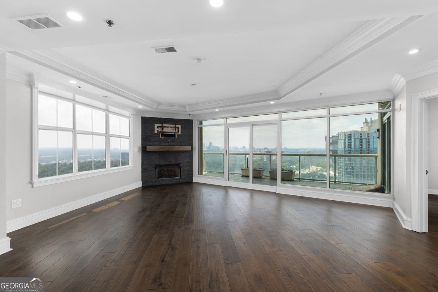 2 bedroom, 2.5 bathroom, 2,061 sq ft condominium for sale at 2881 Peachtree Road 2103, Atlanta, GA 30305 — photo 4