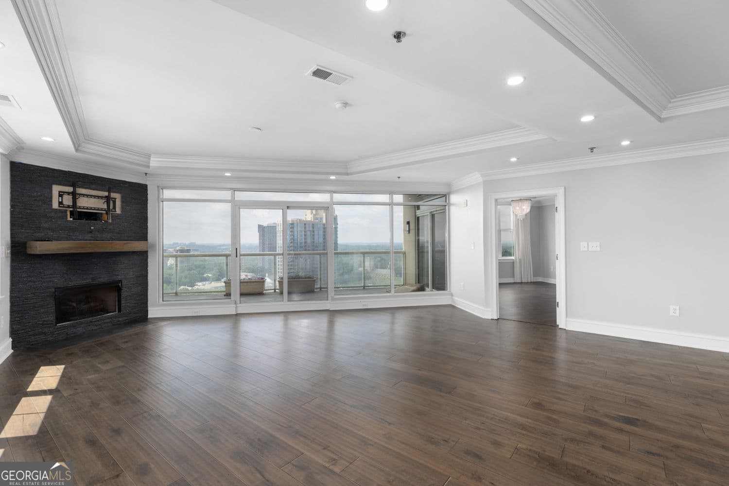 2 bedroom, 2.5 bathroom, 2,061 sq ft condominium for sale at 2881 Peachtree Road 2103, Atlanta, GA 30305 — photo 8