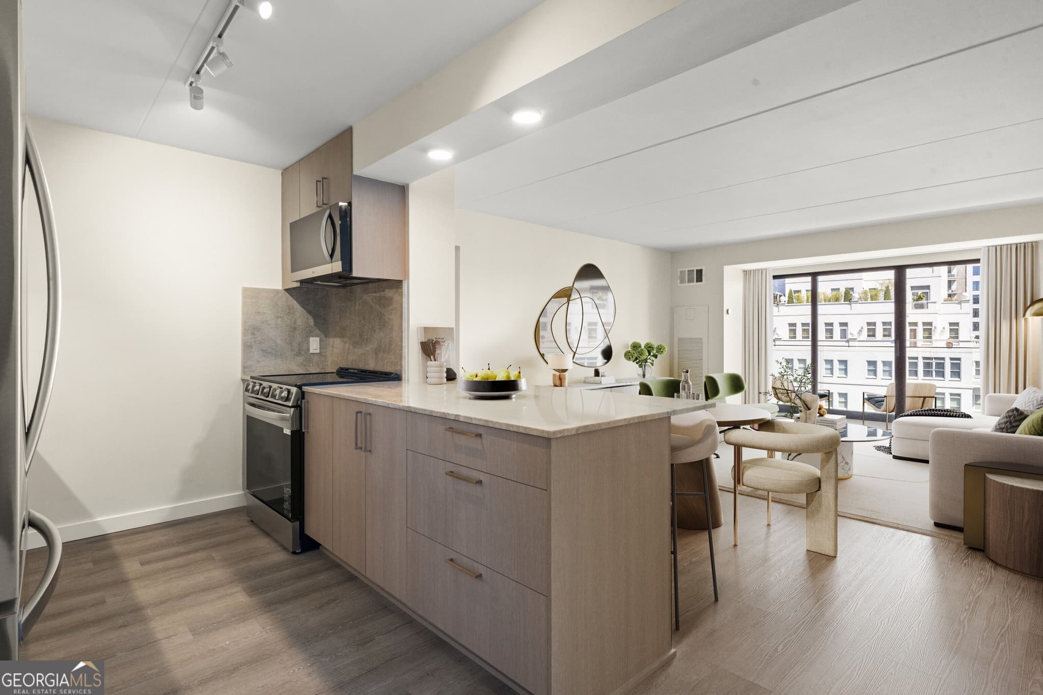 2 bedroom, 2 bathroom, 1,100 sq ft condominium for sale at 2460 Peachtree Road 903, Atlanta, GA 30305 — photo 2