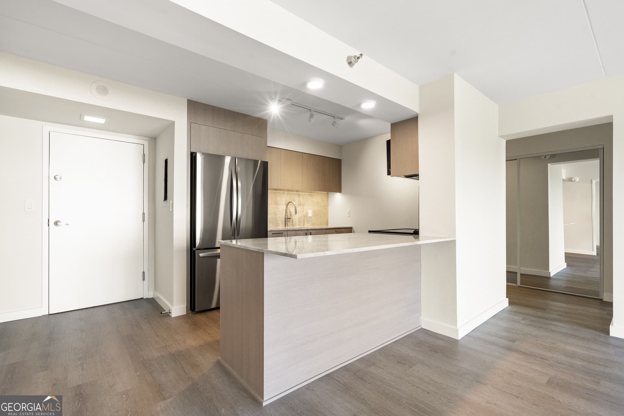 2 bedroom, 2 bathroom, 1,100 sq ft condominium for sale at 2460 Peachtree Road 903, Atlanta, GA 30305 — photo 6