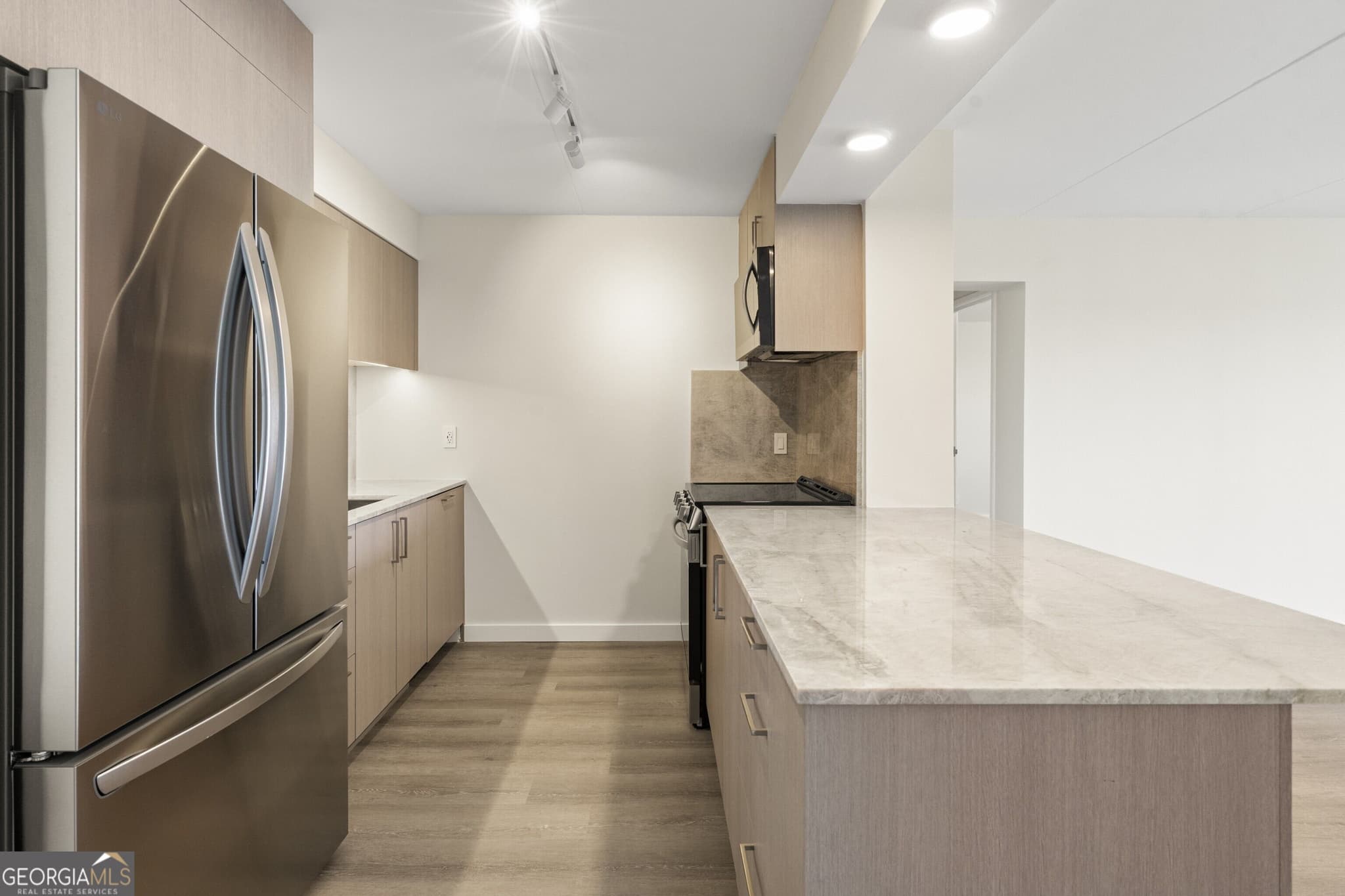 2 bedroom, 2 bathroom, 1,100 sq ft condominium for sale at 2460 Peachtree Road 903, Atlanta, GA 30305 — photo 3