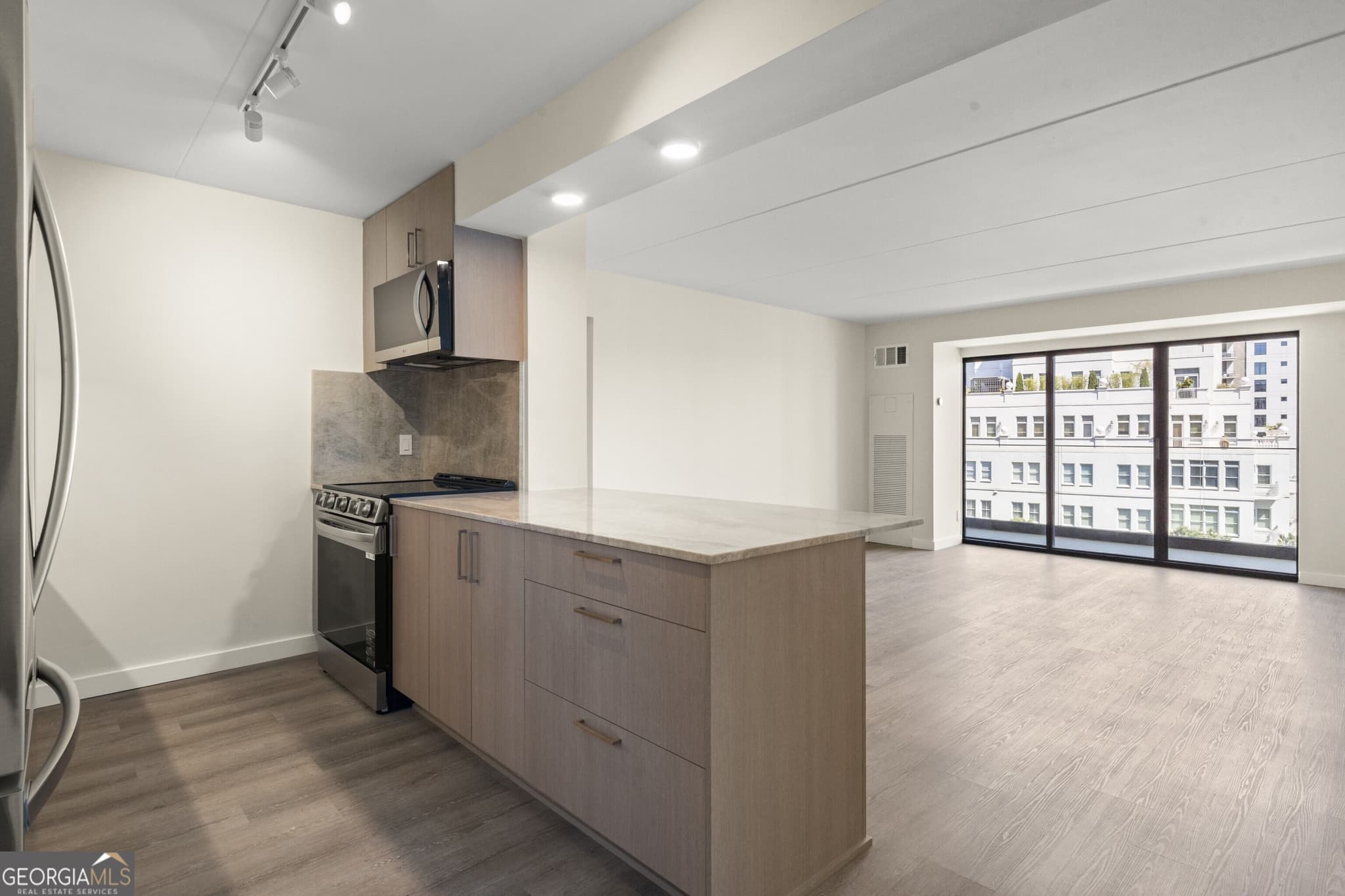 2 bedroom, 2 bathroom, 1,100 sq ft condominium for sale at 2460 Peachtree Road 903, Atlanta, GA 30305 — photo 1 of 36