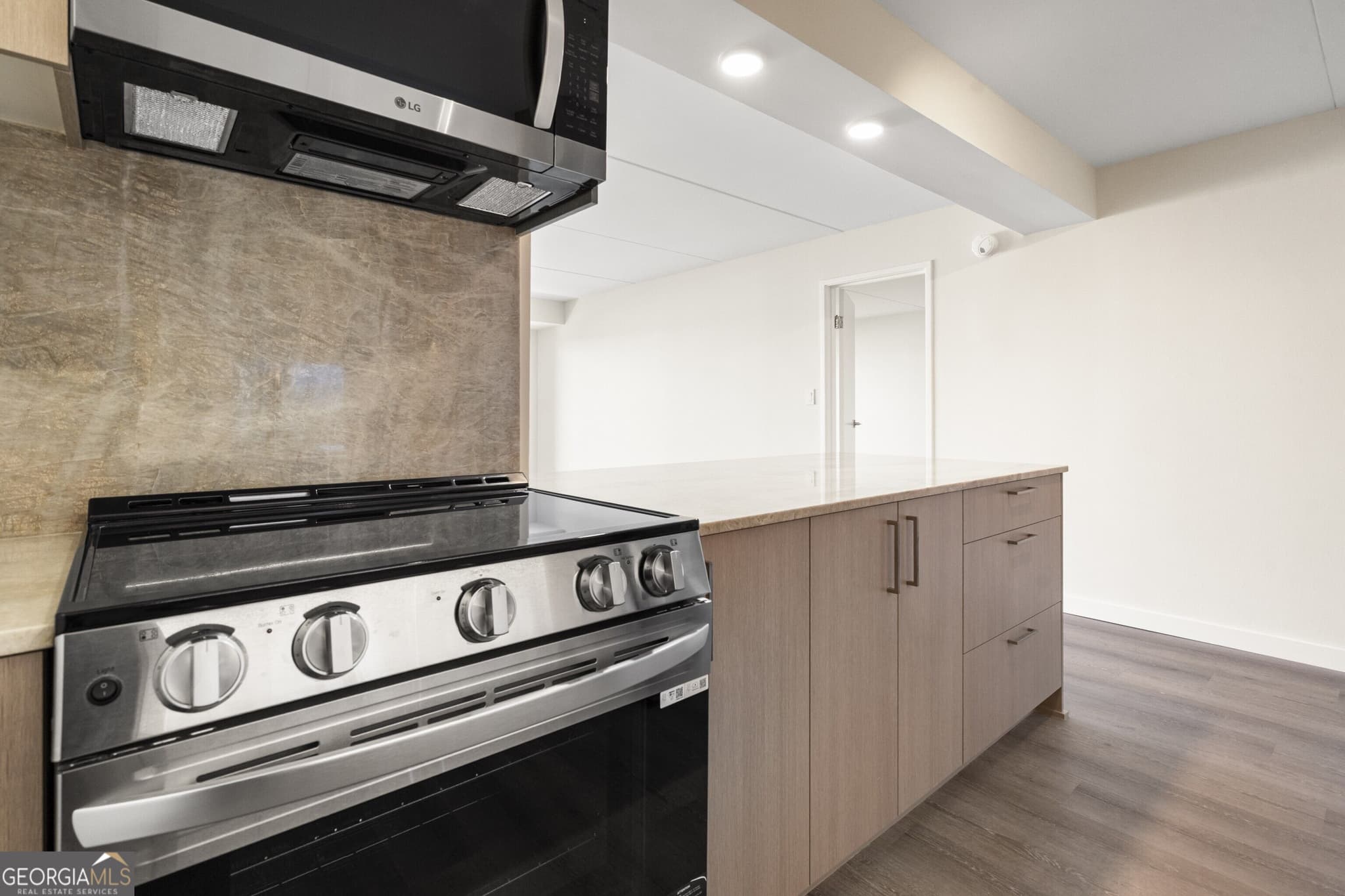 2 bedroom, 2 bathroom, 1,100 sq ft condominium for sale at 2460 Peachtree Road 903, Atlanta, GA 30305 — photo 5