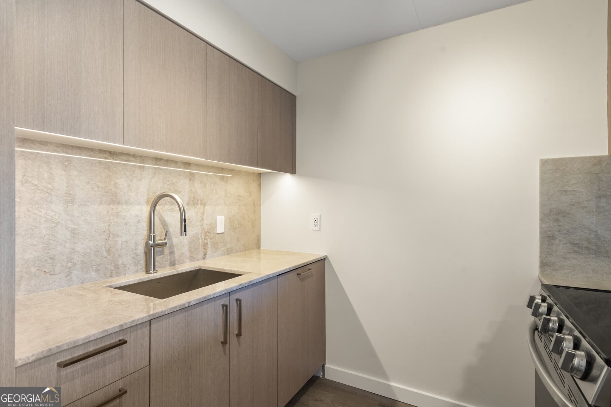2 bedroom, 2 bathroom, 1,100 sq ft condominium for sale at 2460 Peachtree Road 903, Atlanta, GA 30305 — photo 4