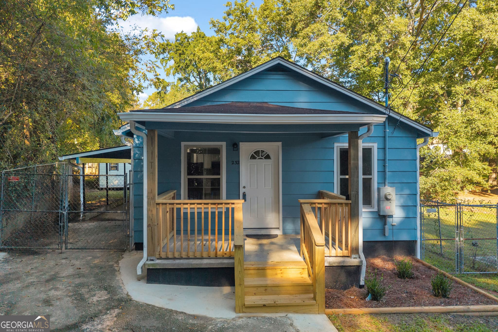 2 bedroom, 1 bathroom, 805 sq ft single family residence for sale at 232 S Pine Street, Toccoa, GA 30577 — photo 2