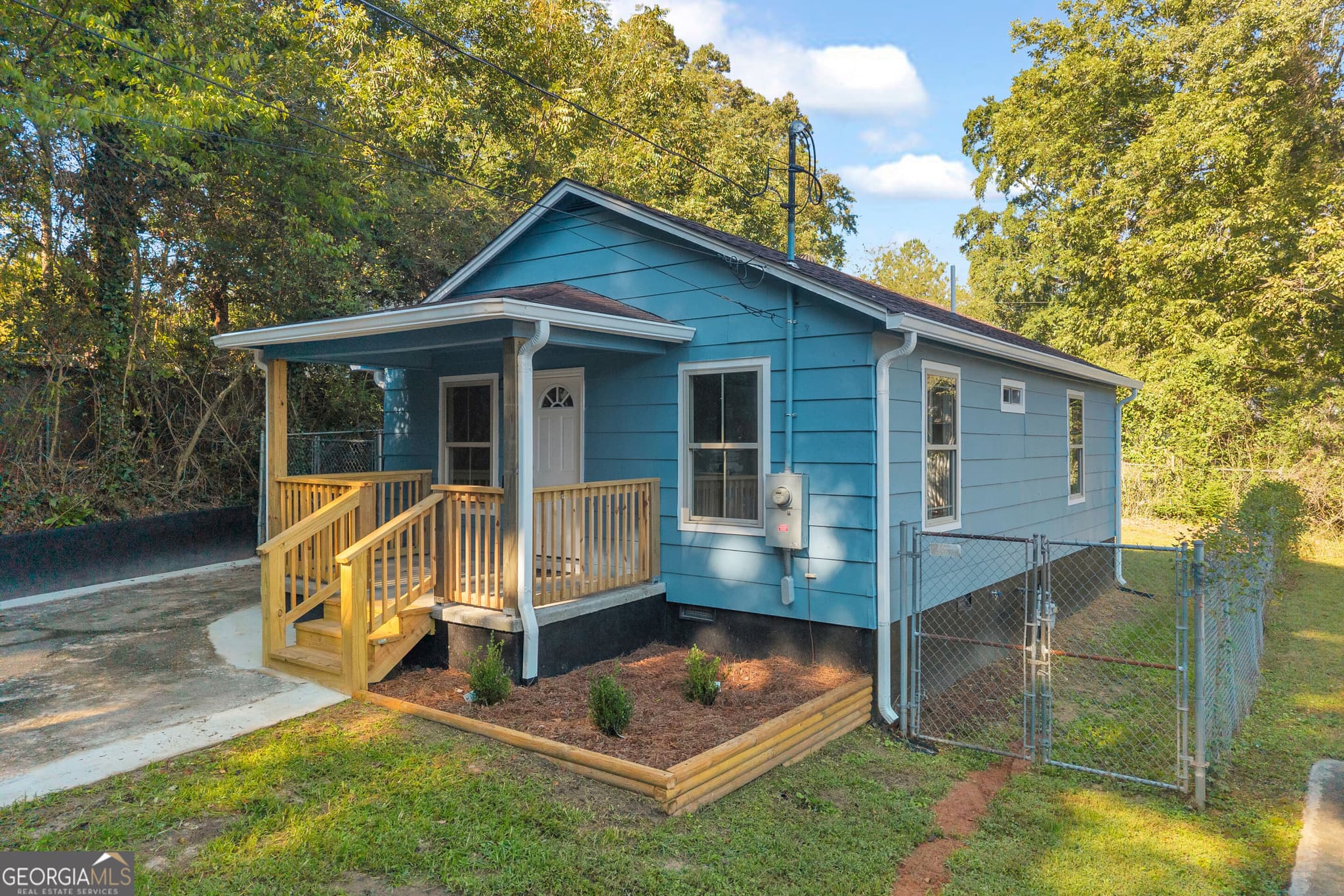 2 bedroom, 1 bathroom, 805 sq ft single family residence for sale at 232 S Pine Street, Toccoa, GA 30577 — photo 1 of 19