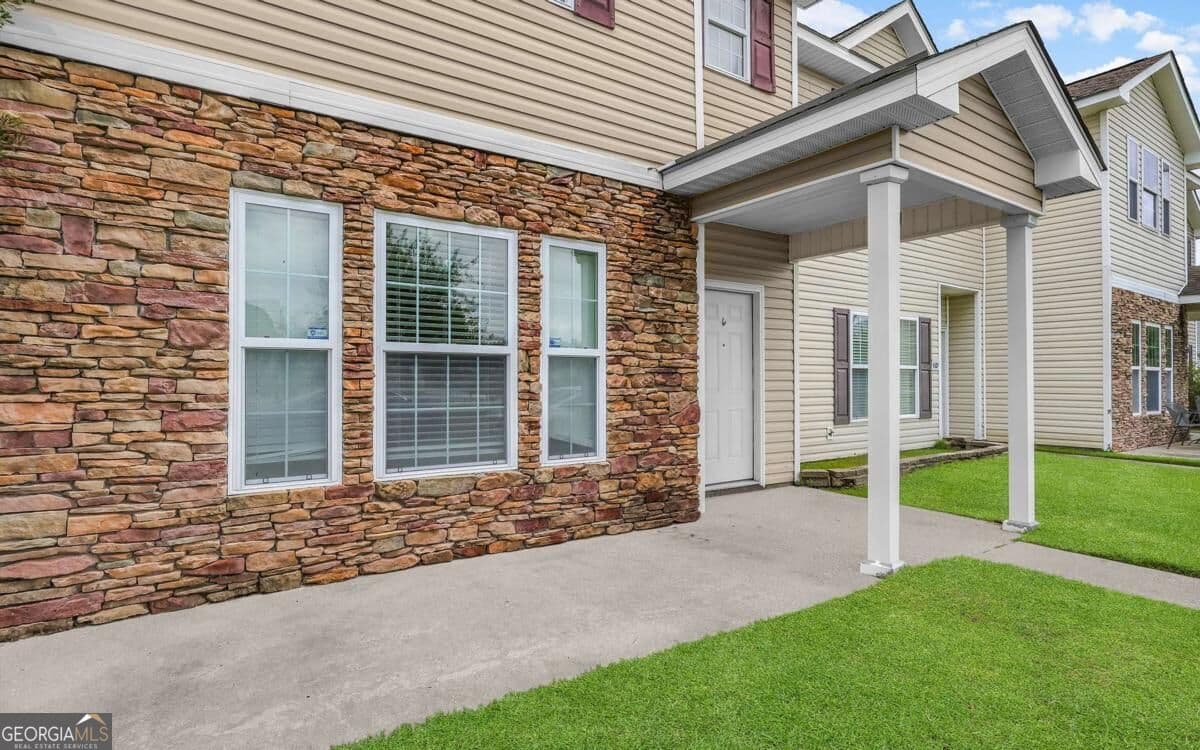 3 bedroom, 2.5 bathroom, 1,810 sq ft townhouse for sale at 403 Valdez Court, Hinesville, GA 31313 — photo 2