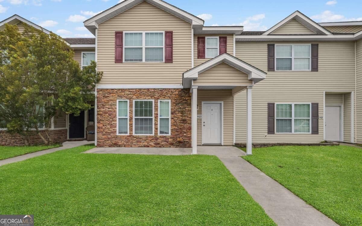 3 bedroom, 2.5 bathroom, 1,810 sq ft townhouse for sale at 403 Valdez Court, Hinesville, GA 31313 — photo 1 of 20