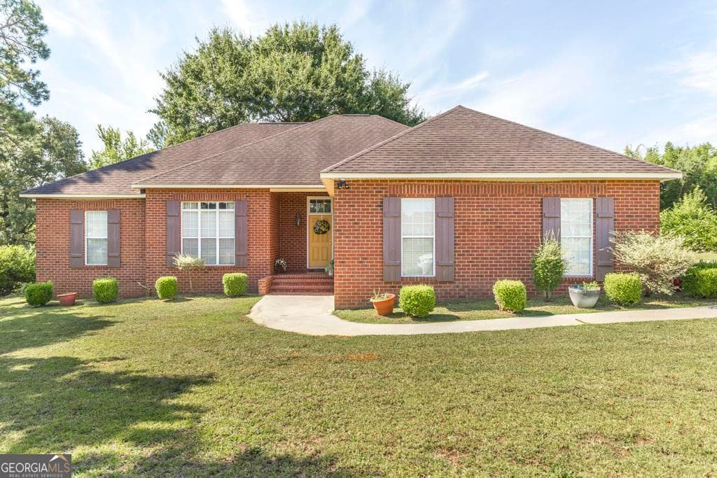 3 bedroom, 2 bathroom, 2,114 sq ft single family residence under contract at 201 Foxridge Drive, Dublin, GA 31021