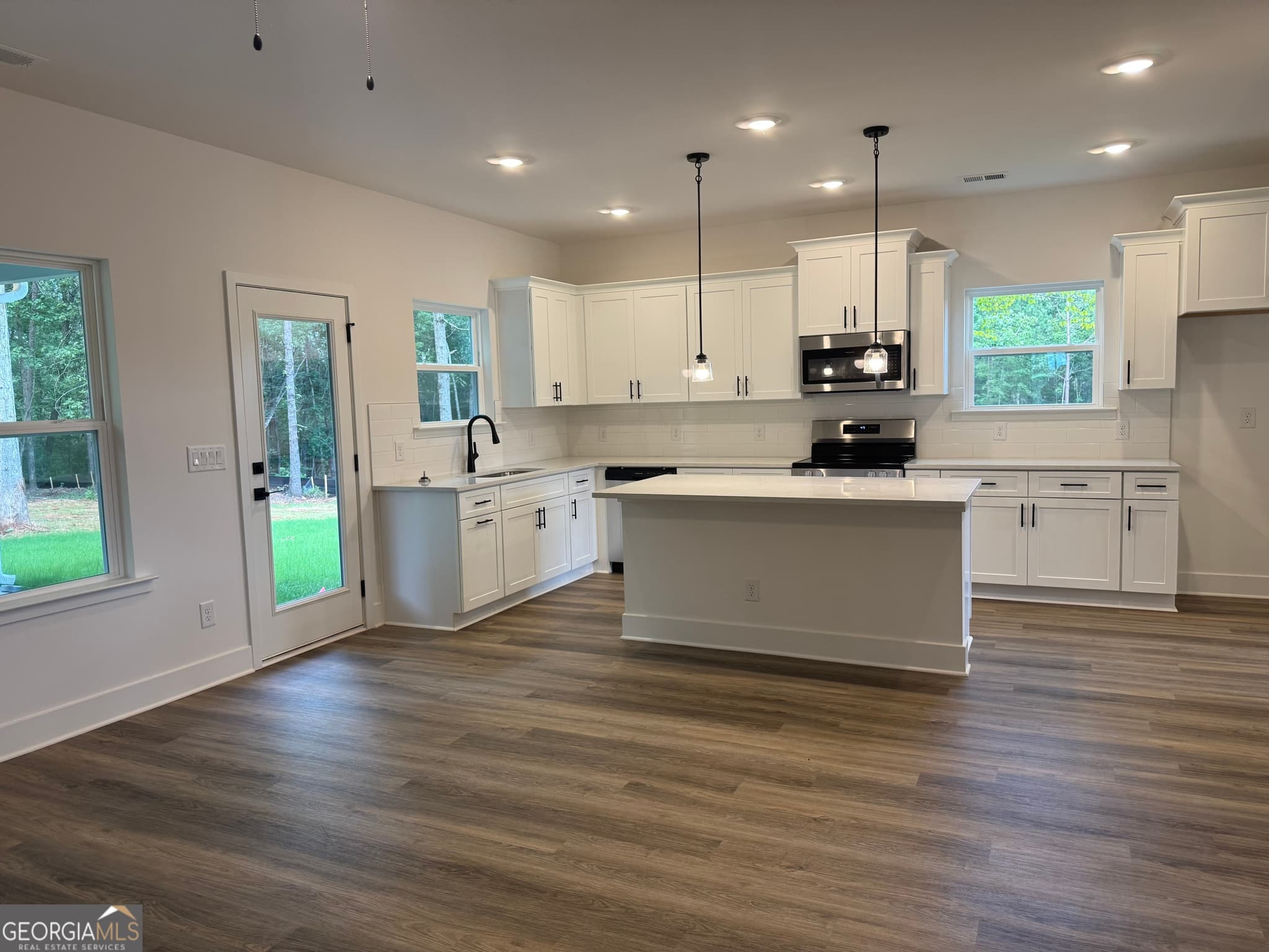 5 bedroom, 3.5 bathroom, 2,628 sq ft single family residence for sale at 181 Blackberry Court, Pendergrass, GA 30567 — photo 9