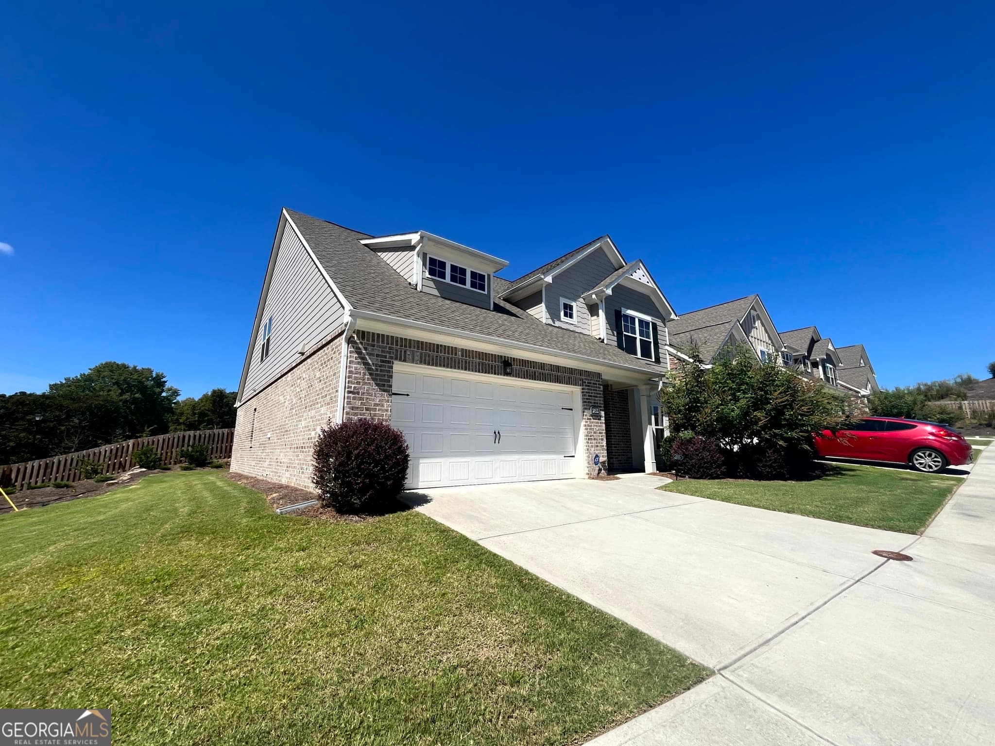 3 bedroom, 3 bathroom, 1,930 sq ft townhouse for sale at 2855 Long Shadow Court, Snellville, GA 30078 — photo 1 of 8