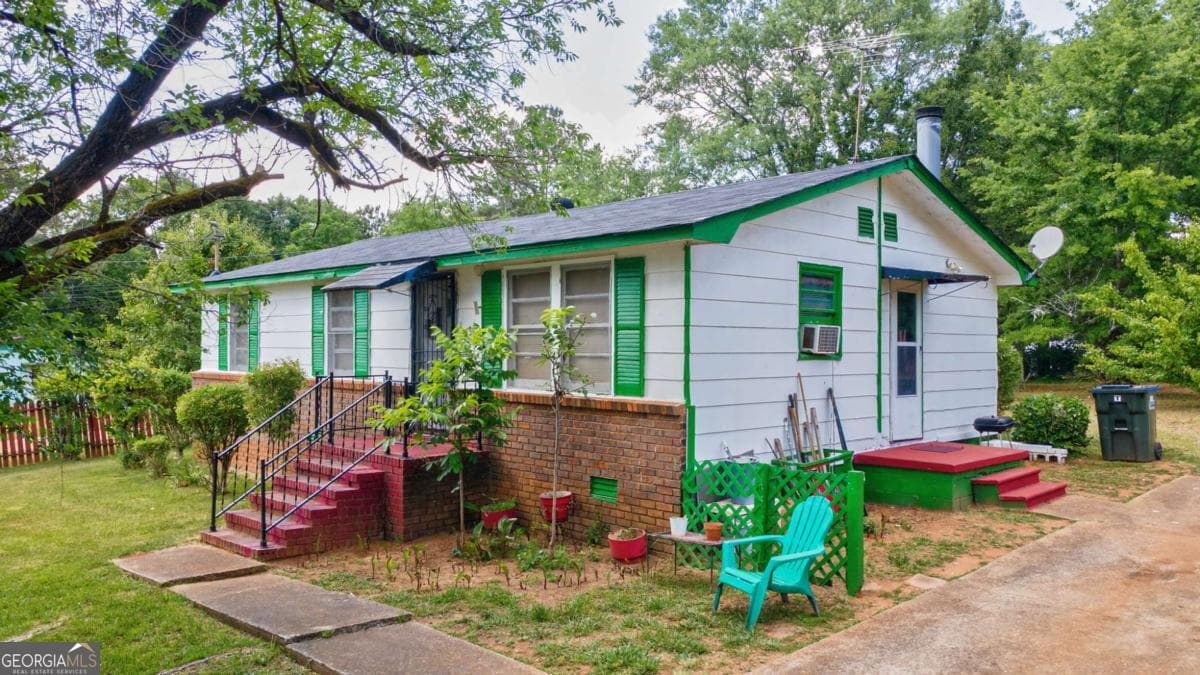 3 bedroom, 1 bathroom, 960 sq ft single family residence sold at 943 Clairmont Avenue, Comer, GA 30629