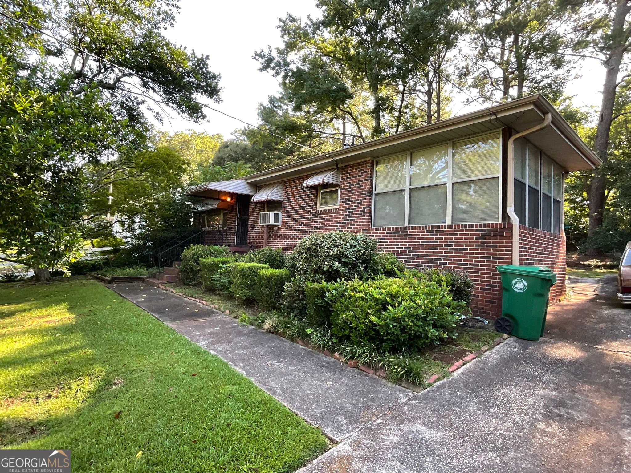 2 bedroom, 1 bathroom, 1,008 sq ft single family residence for sale at 2086 SE Edgemore Drive, Atlanta, GA 30316 — photo 1 of 44