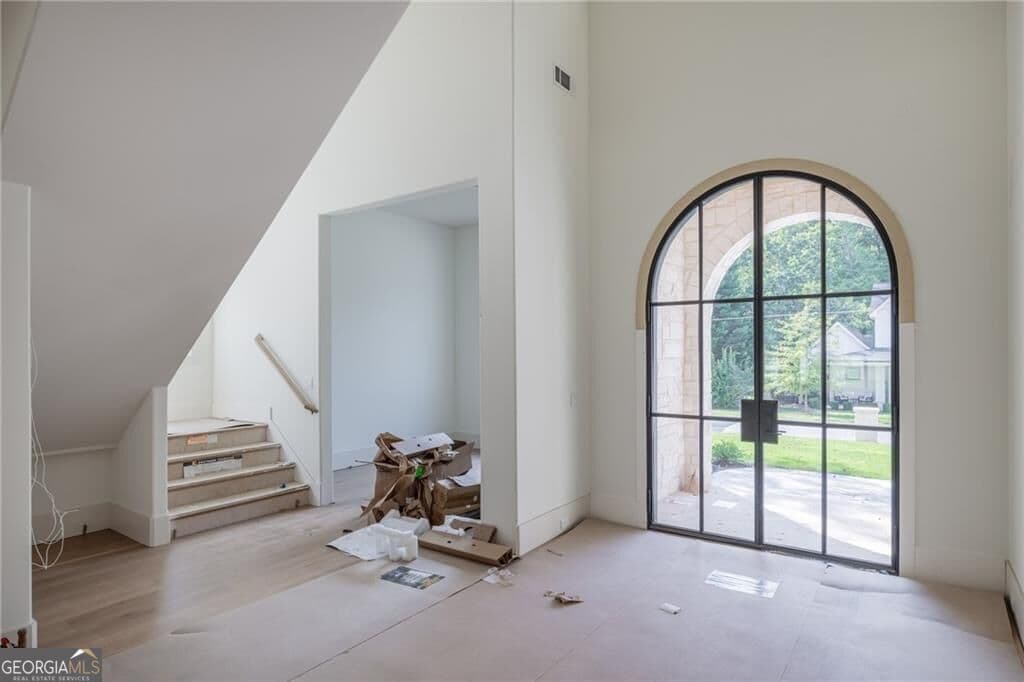 5 bedroom, 5.5 bathroom, 5,023 sq ft single family residence for sale at 305 Hook Street, Alpharetta, GA 30009 — photo 3