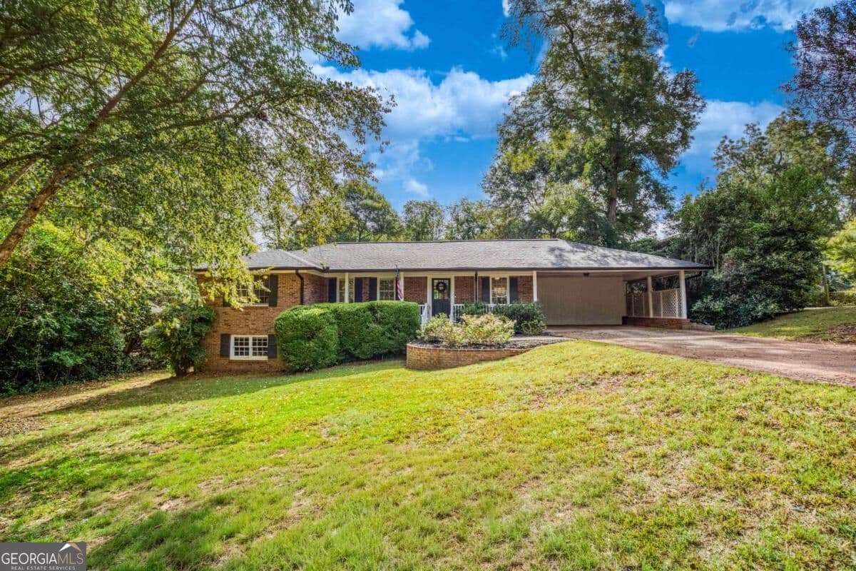 3 bedroom, 2 bathroom, 1,771 sq ft single family residence for sale at 340 Pine Street, Madison, GA 30650 — photo 1 of 46