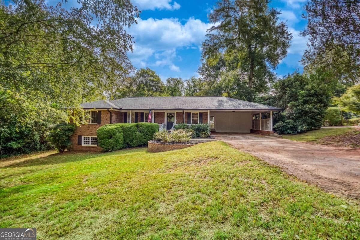 3 bedroom, 2 bathroom, 1,771 sq ft single family residence for sale at 340 Pine Street, Madison, GA 30650 — photo 5