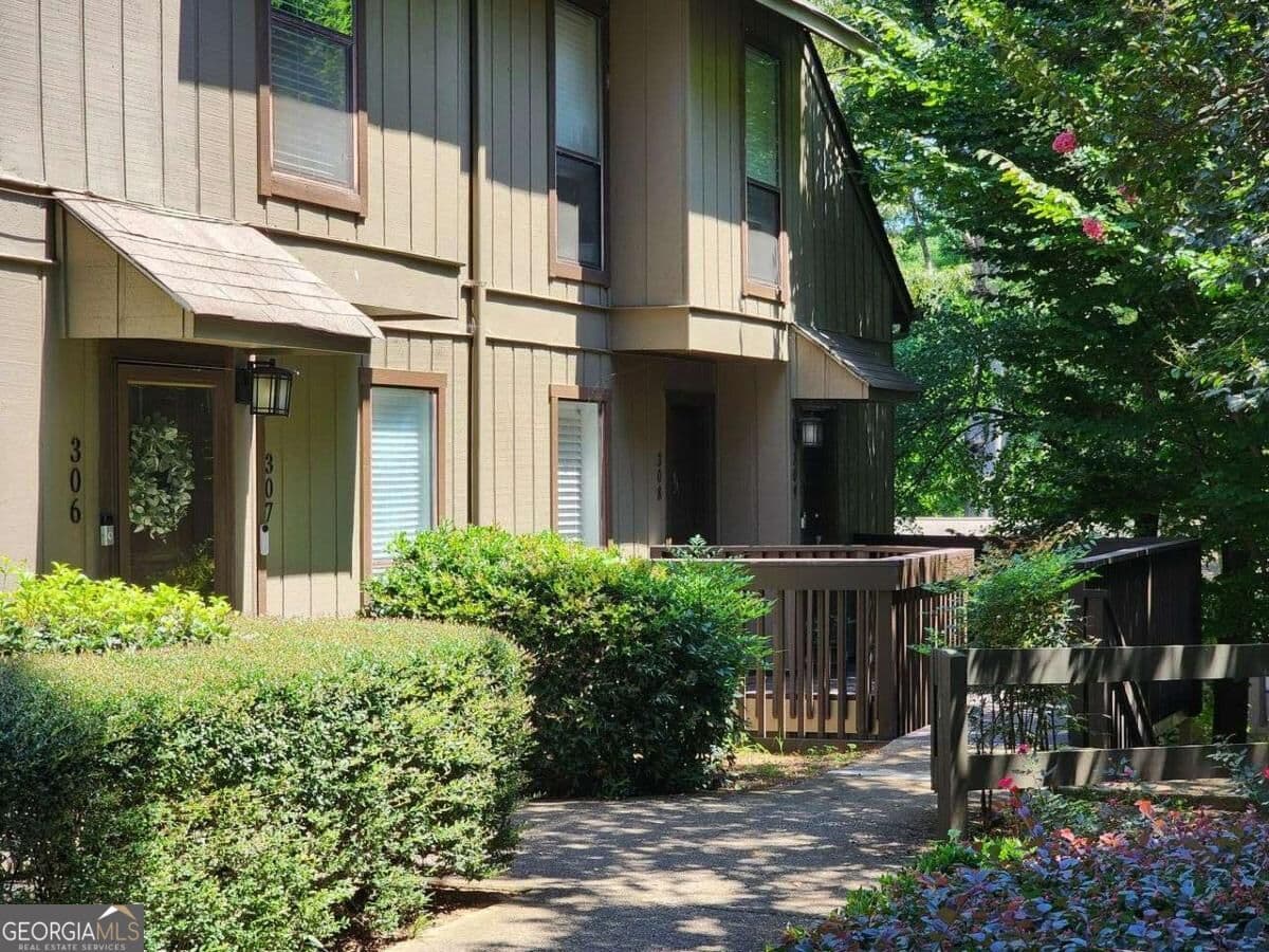 2 bedroom, 1 bathroom, 1,073 sq ft condominium for rent at 308 Cumberland Court, Smyrna, GA 30080 for $1,795 a month — photo 1 of 31