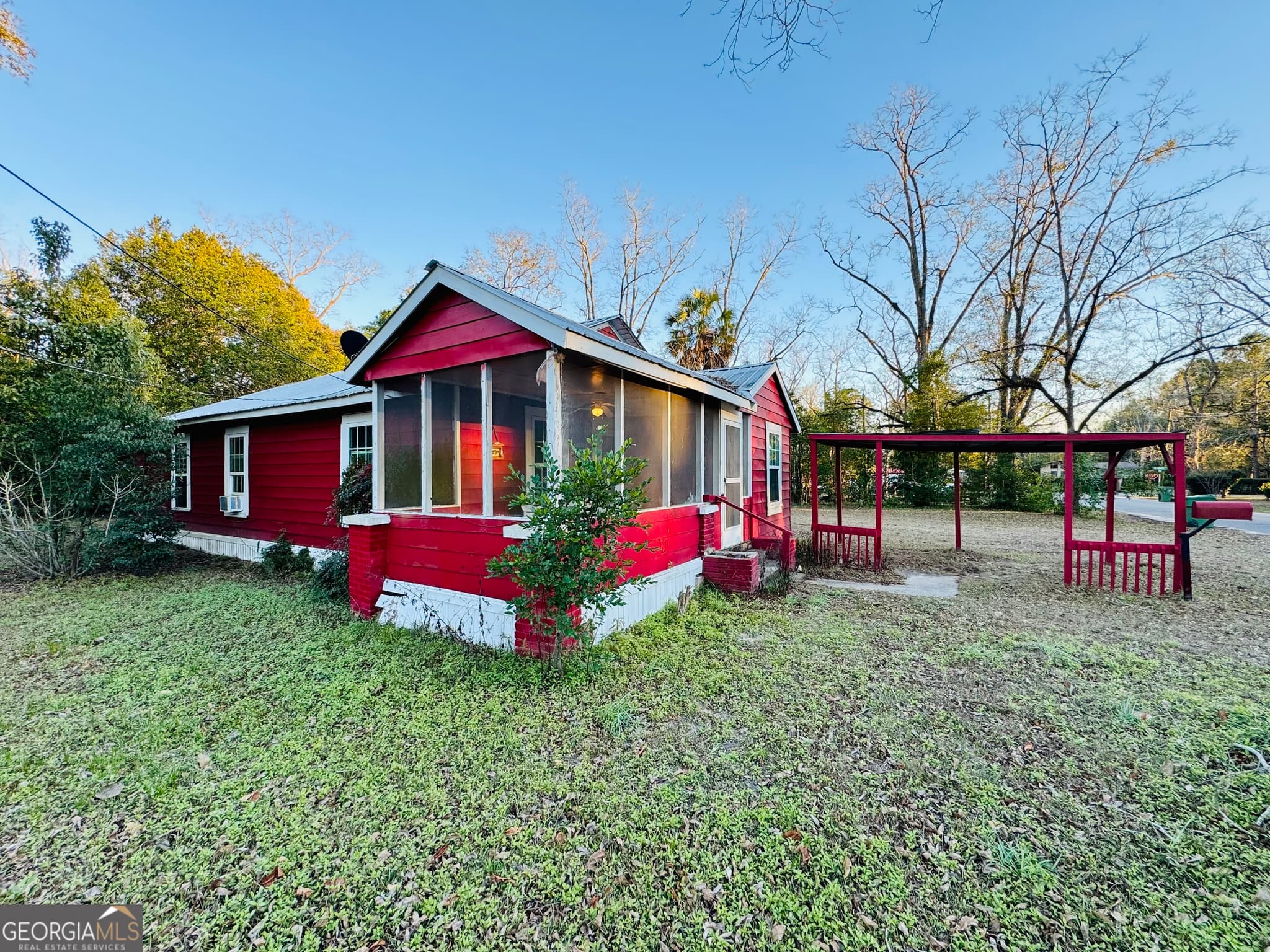 2 bedroom, 1 bathroom, 1,350 sq ft single family residence for sale at 507 S Poplar Street, Adel, GA 31620 — photo 3