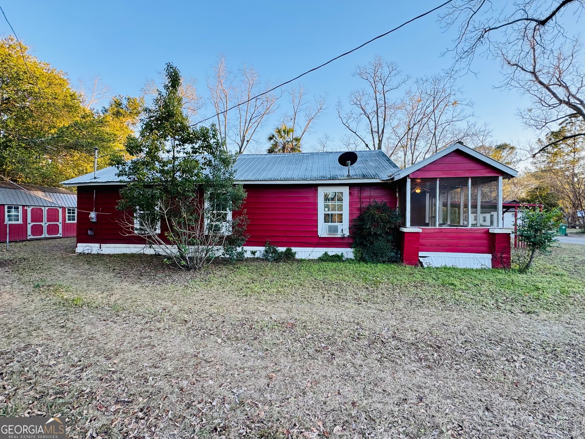 2 bedroom, 1 bathroom, 1,350 sq ft single family residence for sale at 507 S Poplar Street, Adel, GA 31620 — photo 4