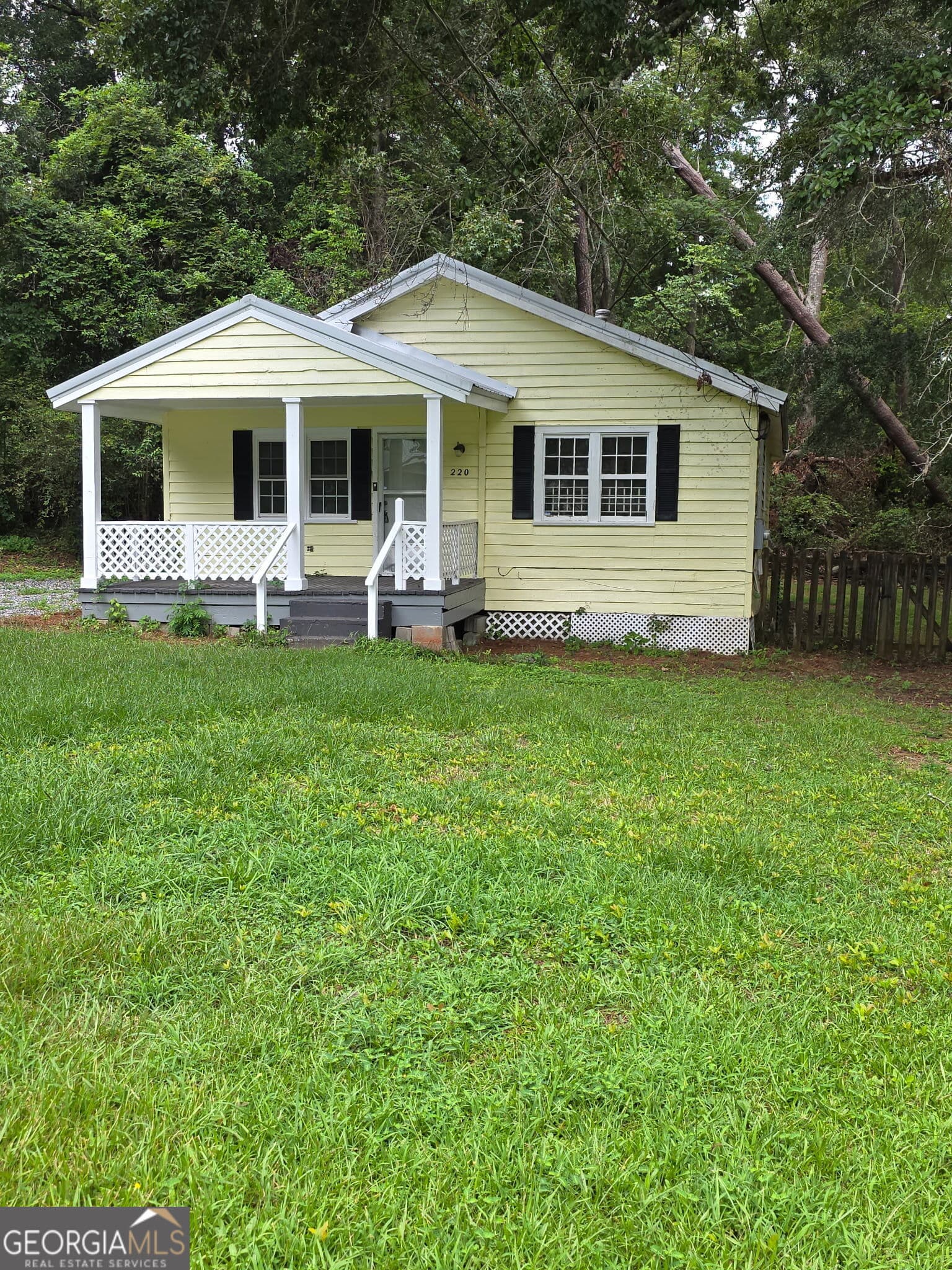 2 bedroom, 1 bathroom, 1,036 sq ft single family residence for sale at 220 N Richmond Street, Milledgeville, GA 31061 — photo 1 of 27