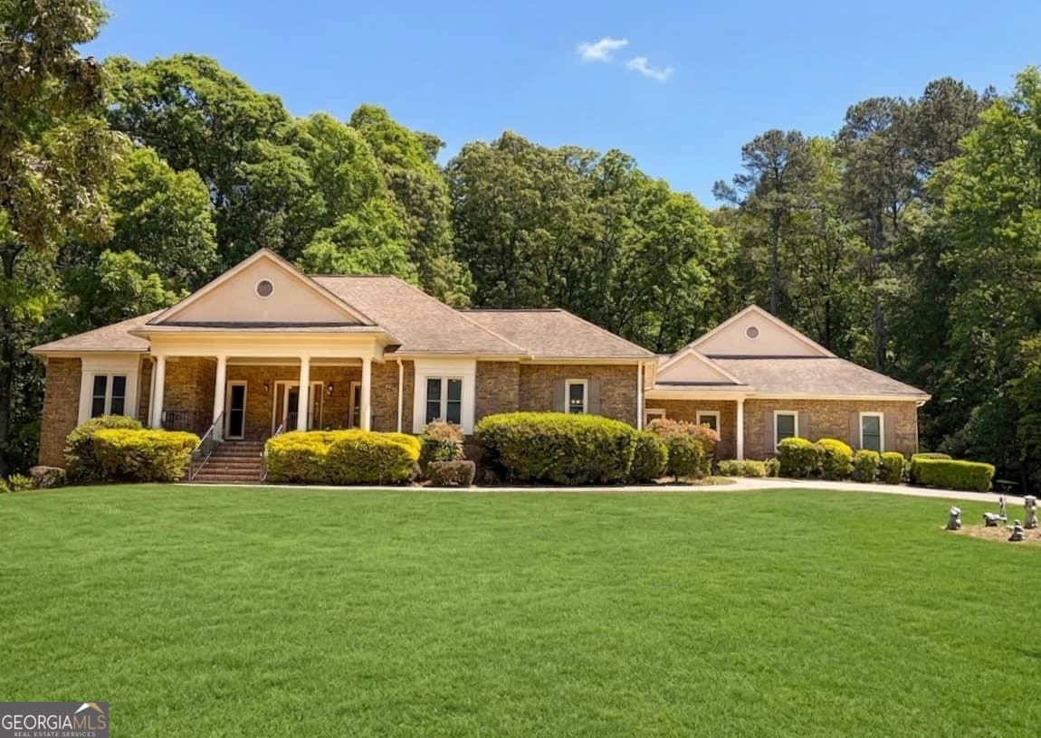 3 bedroom, 3 bathroom, 4,806 sq ft single family residence sold at 220 North Drive, Fayetteville, GA 30214