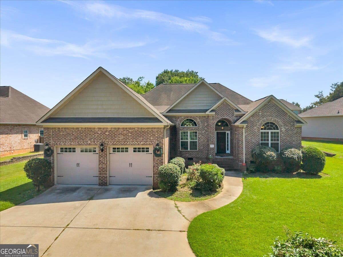 4 bedroom, 2 bathroom, 2,189 sq ft single family residence for sale at 805 Arbor Lane, Centerville, GA 31028 — photo 2